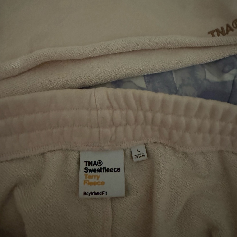 Brand new ARITZIA sweatsuit SWEATPANTS AND CROPPED SWEATSHIRT